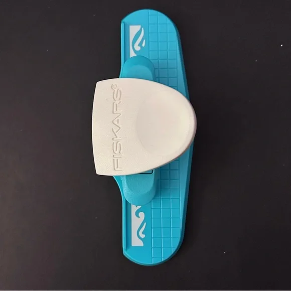 Fiskars border punch - SCROLL - Picture 1 of 4